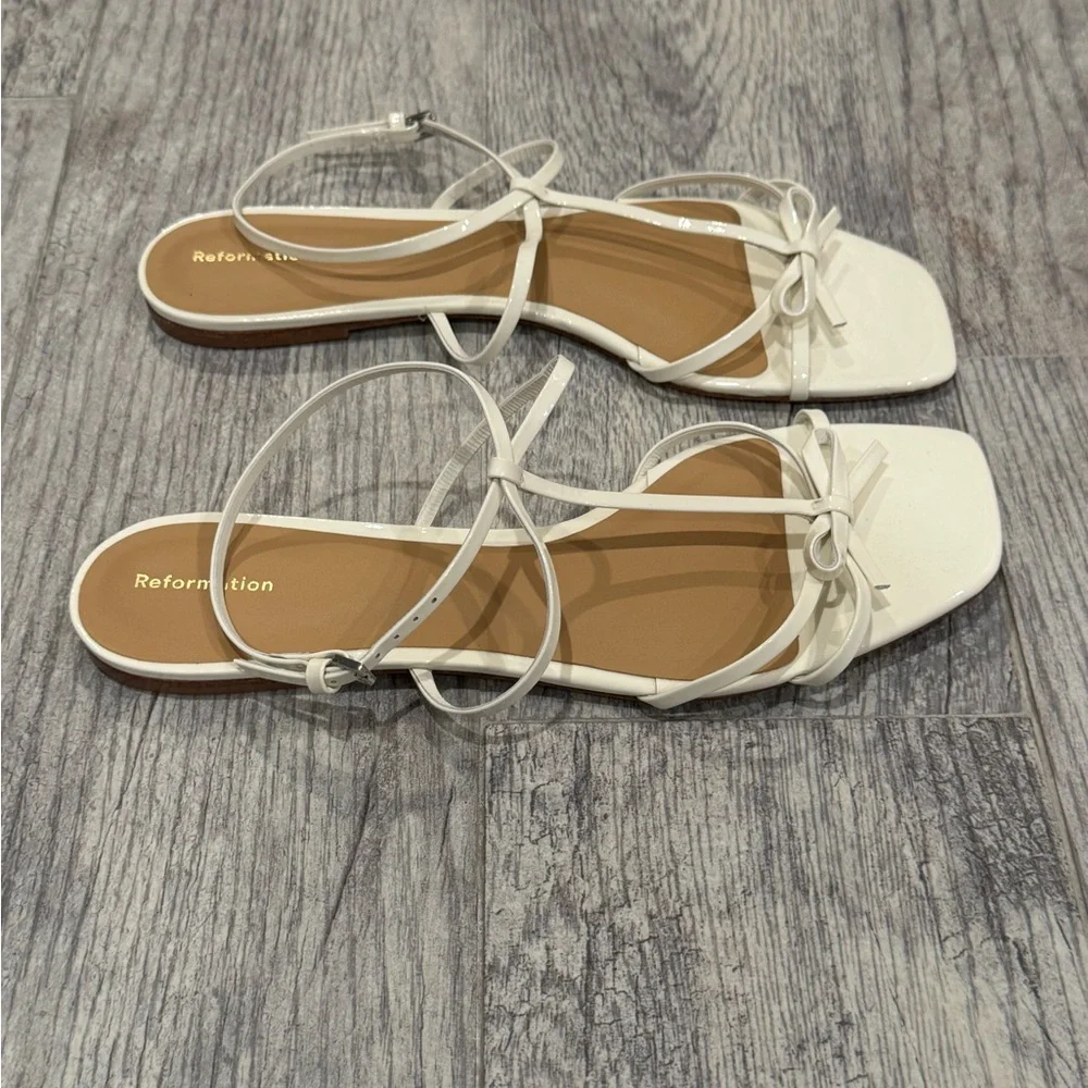 NEW Reformation white patent leather Maya bow sandals